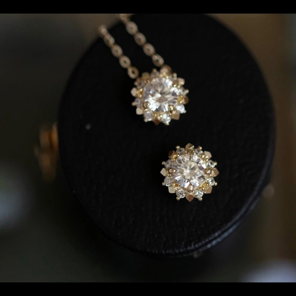 9k Solid Gold Snowflake Pendant